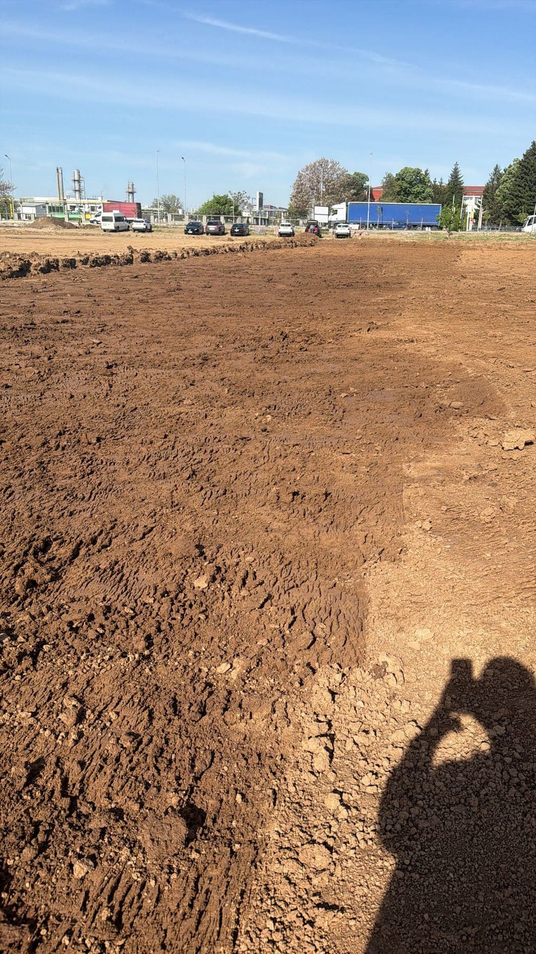 Vedere panoramică teren nivelat și compactat pentru construcția magazinului Lidl — Demolex