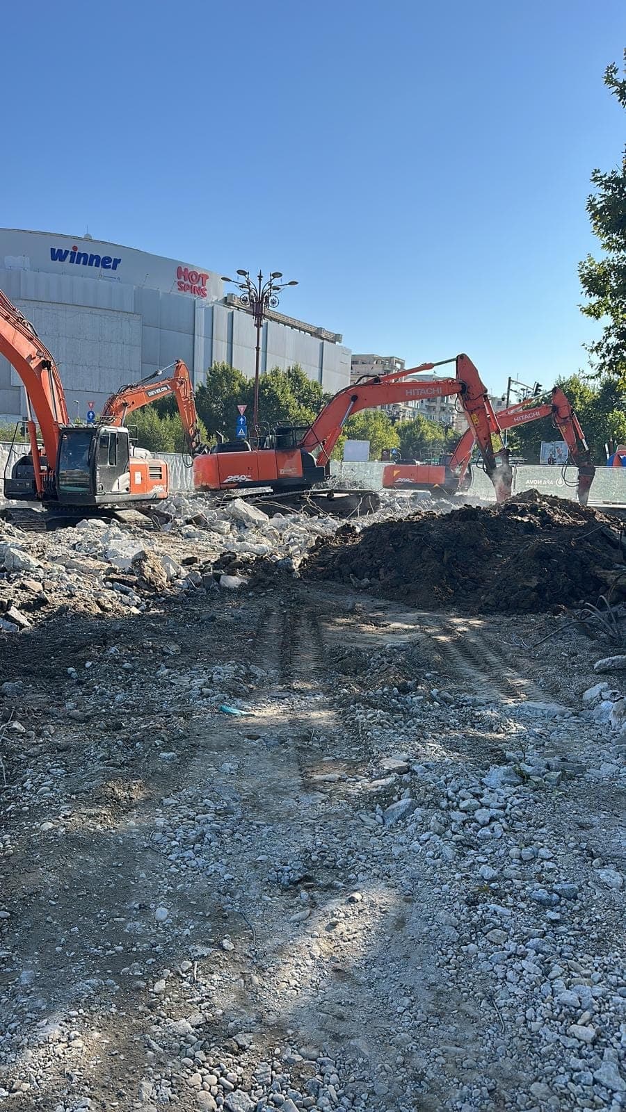 Două excavatoare Develon DX235 demolând planșeul Pasajul Unirii, București