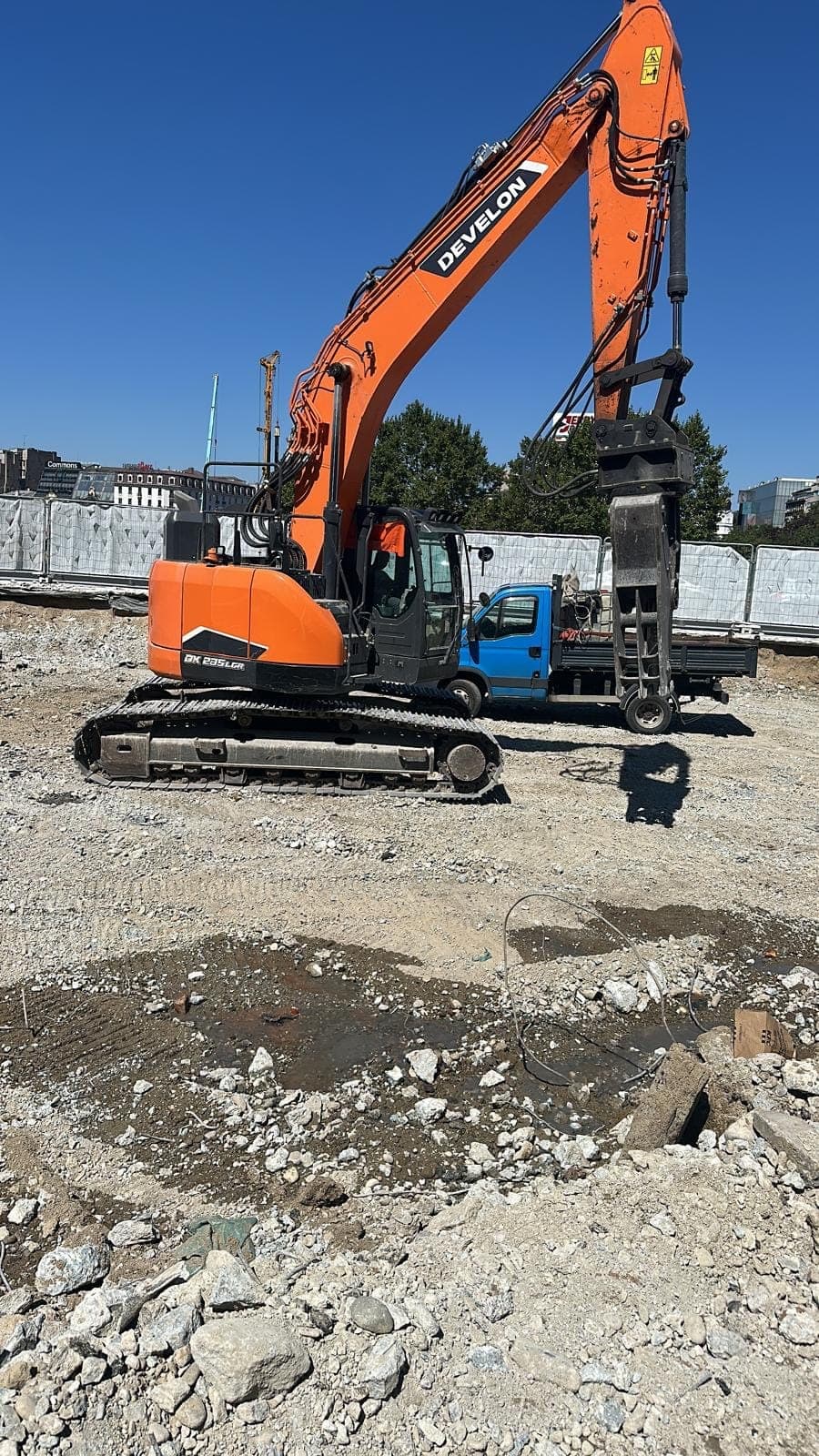 Excavator cu picamer hidraulic și cisternă apă pentru control praf — șantier Pasajul Unirii