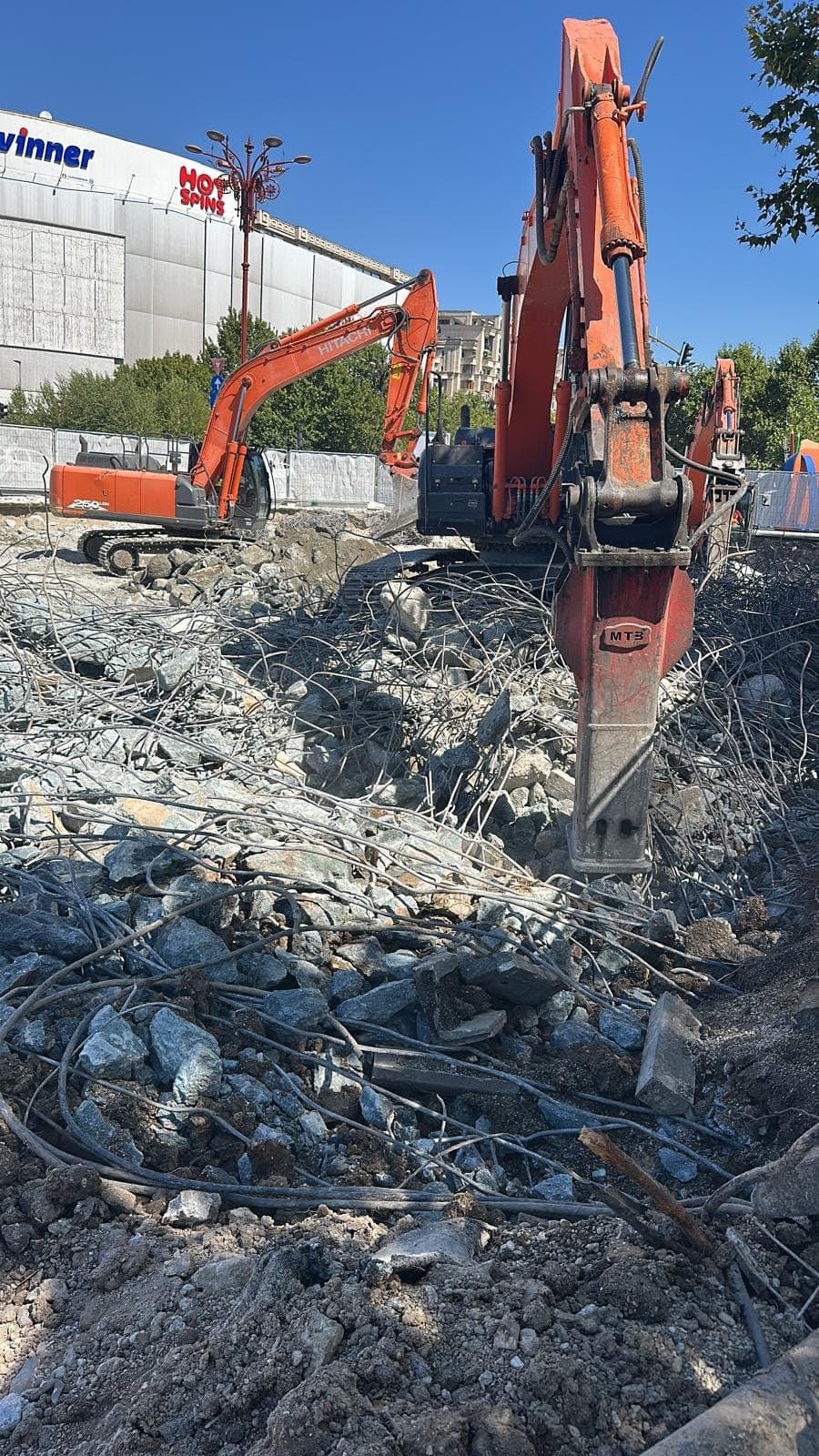 Excavator MTB cu picamer pe grămadă de beton și armătură — Pasajul Unirii