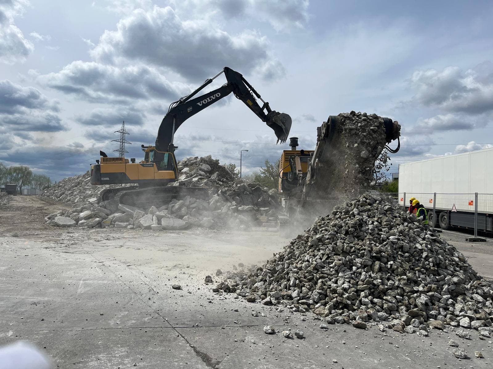 Concasor Volvo în acțiune producând piatră concasată — Demolex