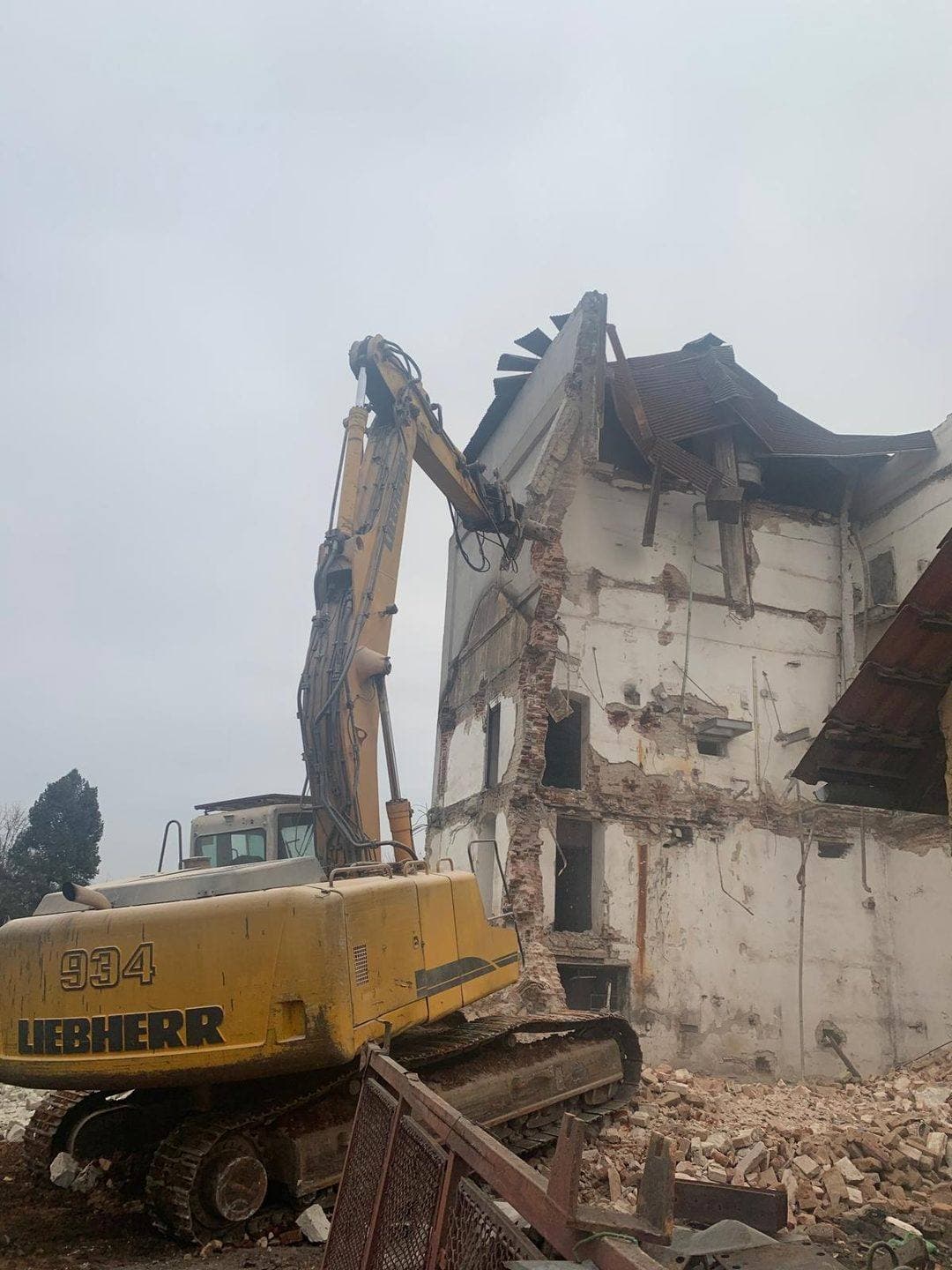 Demolare etapizată hală logistică cu Liebherr 934 — Demolex Sectorul 4