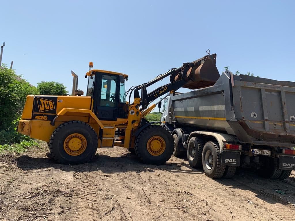 Container și autobasculantă proprie cu moloz din construcții — Demolex București