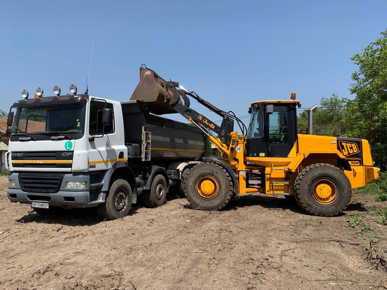 Încărcare moloz cu JCB în autobasculantă DAF — Demolex