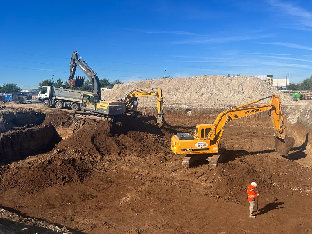 Excavație și transport agregate pe lot CNAIR — flotă Demolex pe șantier rutier