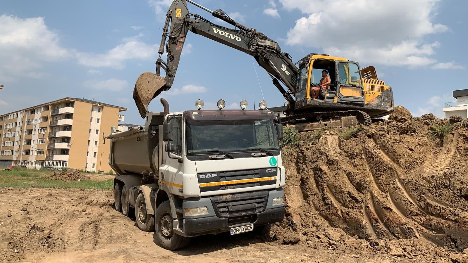 Demolare bloc rezidențial cu risc seismic în zonă densă — Demolex Sector 1