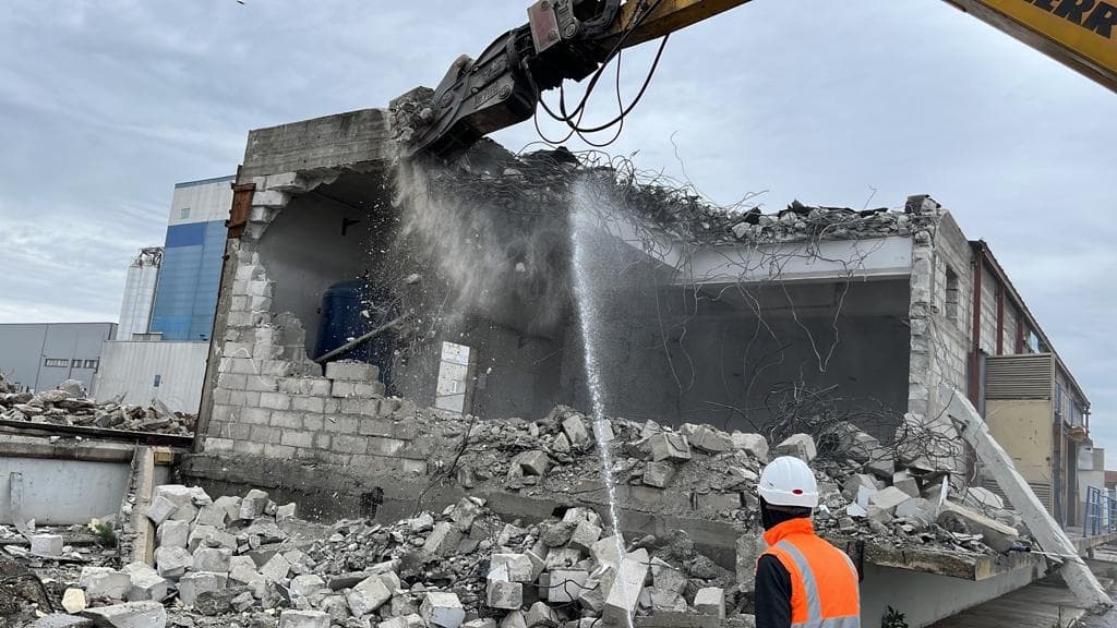 Foarfece hidraulic cu stropire continuă — demolare controlată Demolex