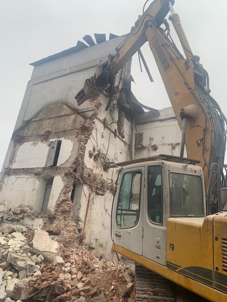 Demolare zid de beton armat etapizată, lângă imobile vecine — Demolex